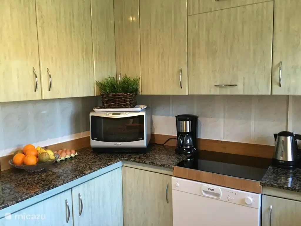 Küche, Geschirrspüler, Kühlschrank mit Gefrierfach, Wasserkocher, Mikrowelle, Backofen, elektrische Kaffeemaschine, etc.