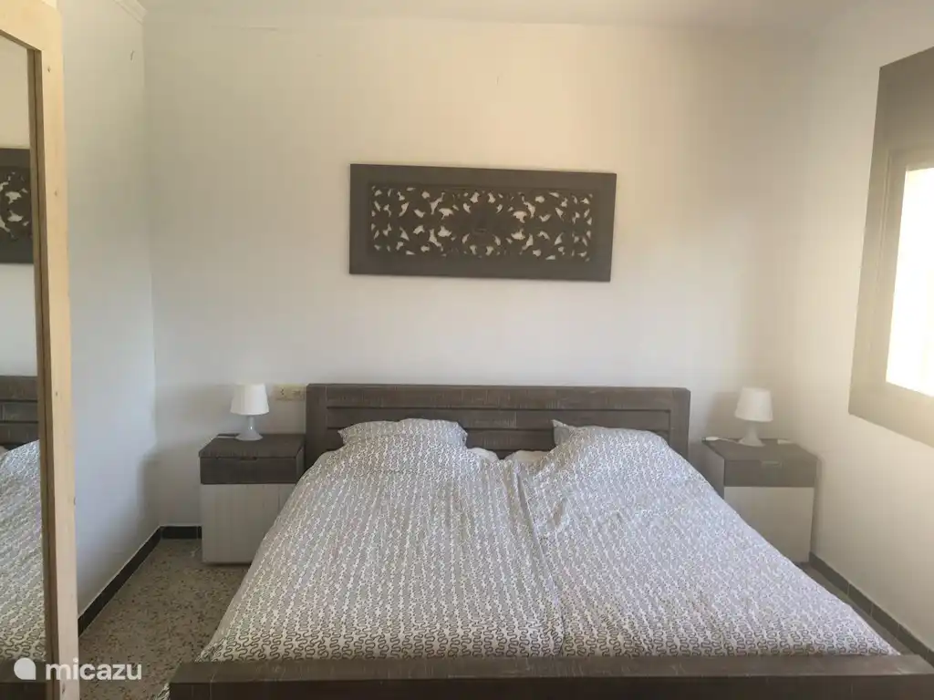 Zwei geräumige Schlafzimmer im Obergeschoss mit neuen geräumigen Betten, geräumige Einbauschränke hinter attraktiven Lamellentüren. Schlafzimmer 1 