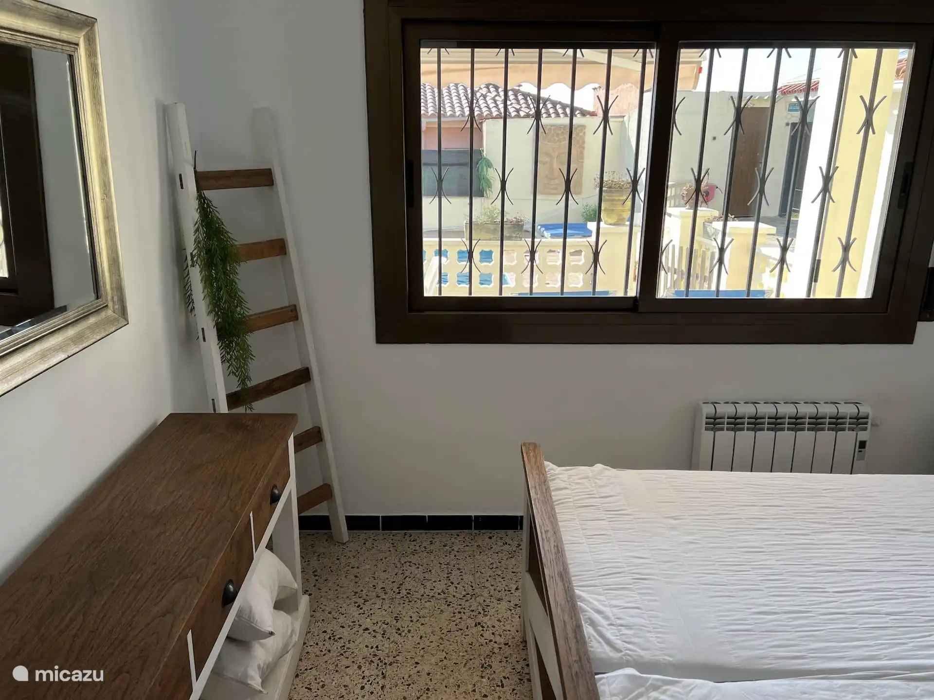 Schlafzimmer 2 im Obergeschoss mit Pool- und Meerblick