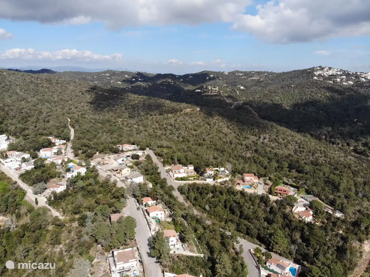 Das Haus liegt in einer grünen Wohngegend