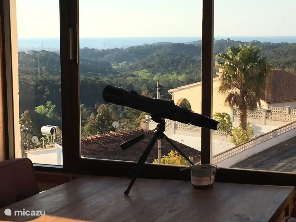 Vom Wintergarten aus über das Meer blicken
