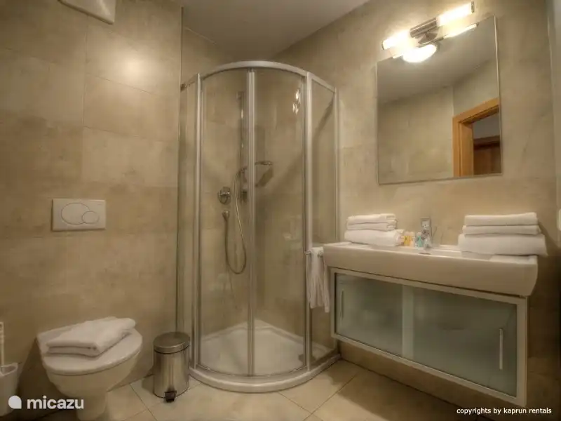 Das Badezimmer mit Dusche