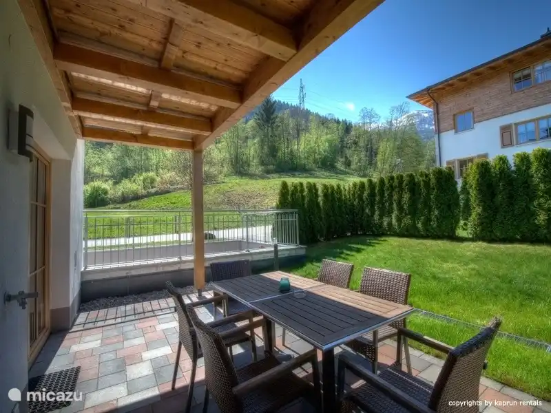 Genießen, draußen auf der Terrasse