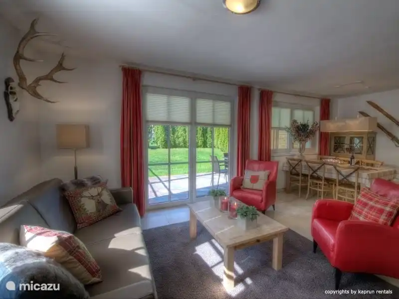 Viel Licht in Ihrem Wohnzimmer. Sie können draußen gehen, um die frische Luft und die Aussicht zu genießen.