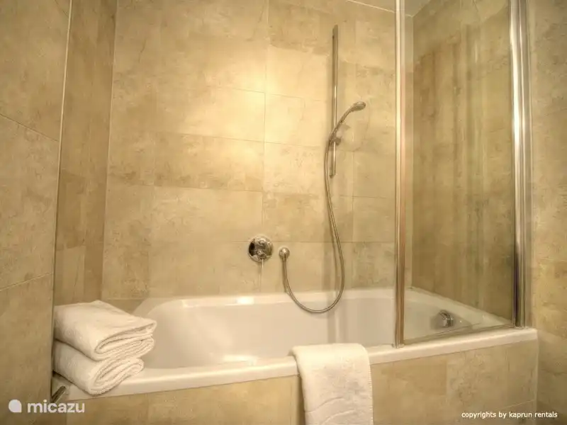 Eines der Badezimmers verfügt über eine Bad, das andere eine Dusche. Für jeden ist etwas dabei!