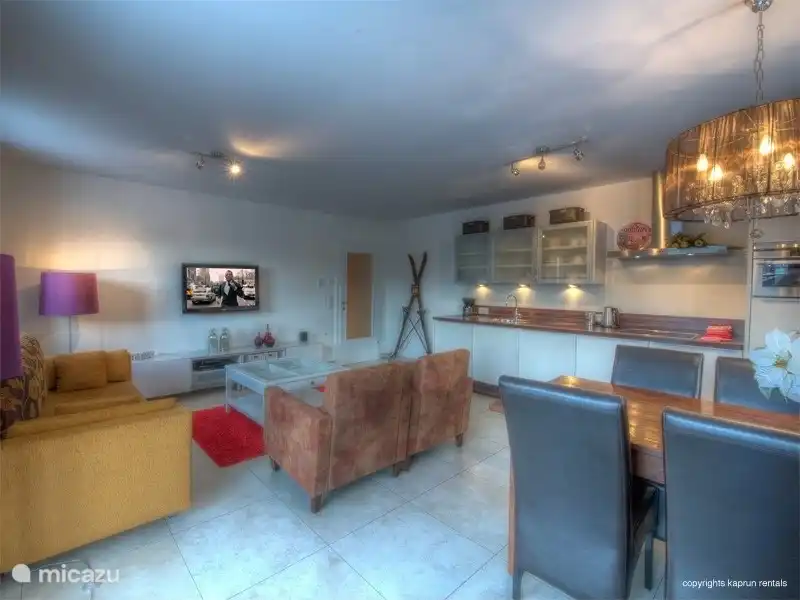 Das Wohnzimmer mit offener Küche.