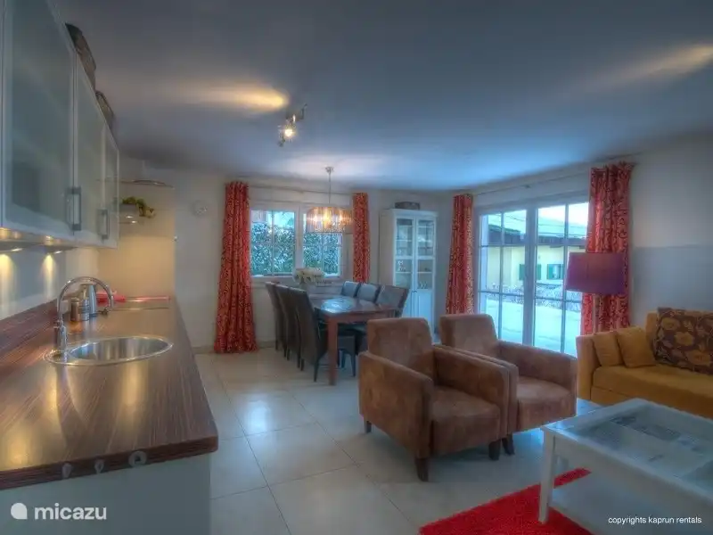 Ein weiterer Blick auf das Wohnzimmer mit Esstisch.