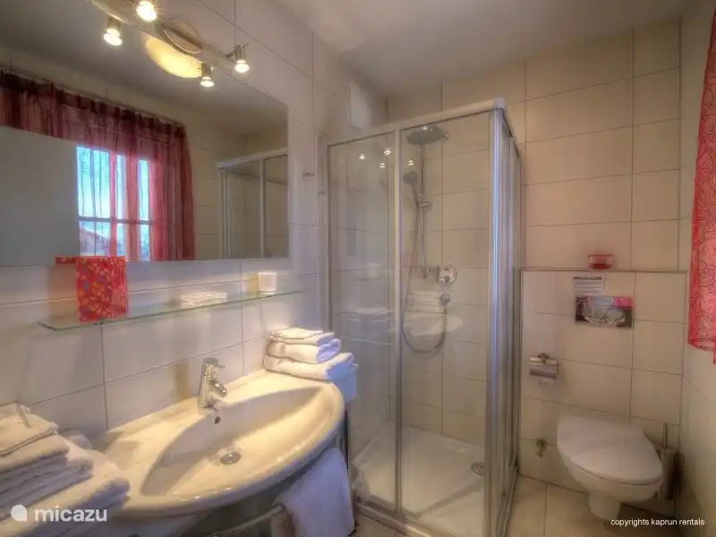 Es gibt zwei Badezimmer mit Dusche