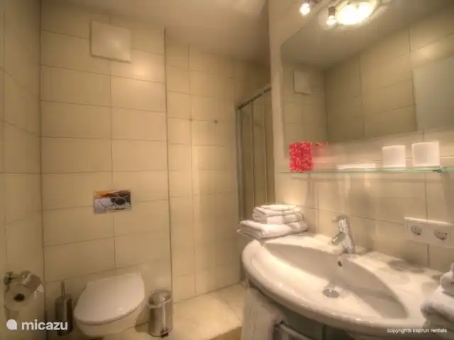 Location de Vacances Autriche, Salzburgerland, Kaprun, appartement - Residenz an der Burg Top2 Maison A La deuxième salle de bain, avec douche et WC. La porte s'ouvre sur le couloir, entre les deux chambres.