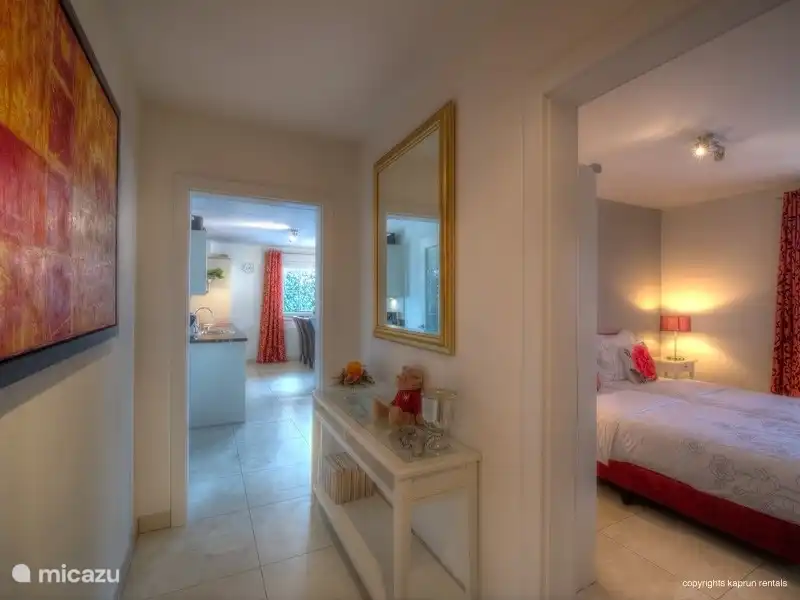 Der Flur zum mit Wohnzimmer und auf der rechten Seite und einem der Schlafzimmer.