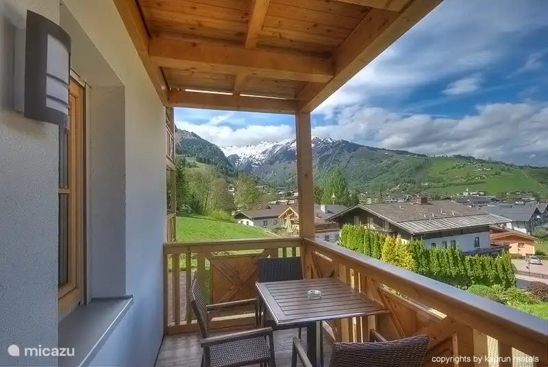 From the living room you have direct access to the balcony, that provides you with a magnificent view over the village, the Kitzsteinhorn glacier and the surrounding mountains.
