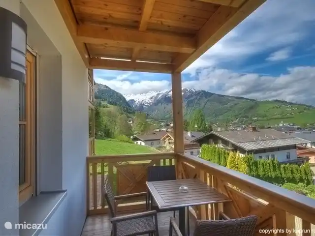 appartement huren in Oostenrijk, Salzburgerland, Kaprun – Residenz an der Burg Top6 Huis B Vanaf de living heeft u direct toegang tot het balkon vanaf waar u een schitterend uitzicht heeft over het dorp, de gletsjer Kitzsteinhorn en de omliggende bergen.