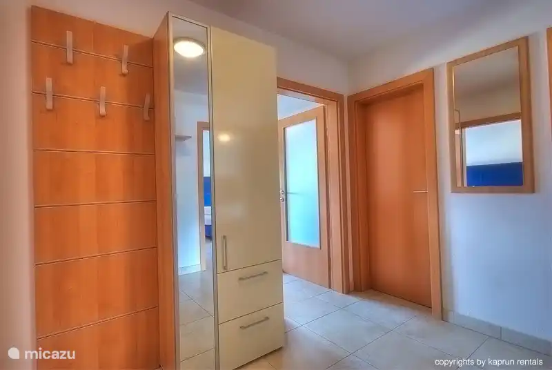 The apartment in House Top6B B is a luxury designer apartment with two bedrooms, two bathrooms and a spacious living room with a sofa bed.

The apartment is very bright through the use of many windows and a modern style with warm colors. 