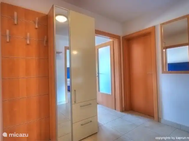 appartement huren in Oostenrijk, Salzburgerland, Kaprun – Residenz an der Burg Top6 Huis B Appartement Top6B in Huis B is een luxe design appartement met twee ruime slaapkamers, twee badkamers en een ruime living voorzien van een slaapbank. Het appartement is zeer licht door de vele ramen en is modern ingericht met een warme kleurstelling.