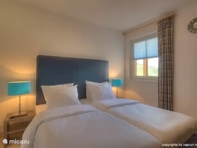 appartement huren in Oostenrijk, Salzburgerland, Kaprun – Residenz an der Burg Top6 Huis B Appartement Top6B in Huis B is een luxe design appartement met twee ruime slaapkamers, twee badkamers en een ruime living voorzien van een slaapbank. Het appartement is zeer licht door de vele ramen en is modern ingericht met een warme kleurstelling.