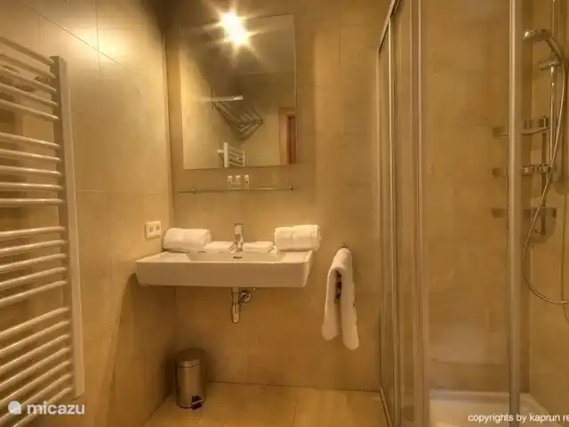 appartement huren in Oostenrijk, Salzburgerland, Kaprun – Residenz an der Burg Top6 Huis B Er zijn 2 luxe badkamers.