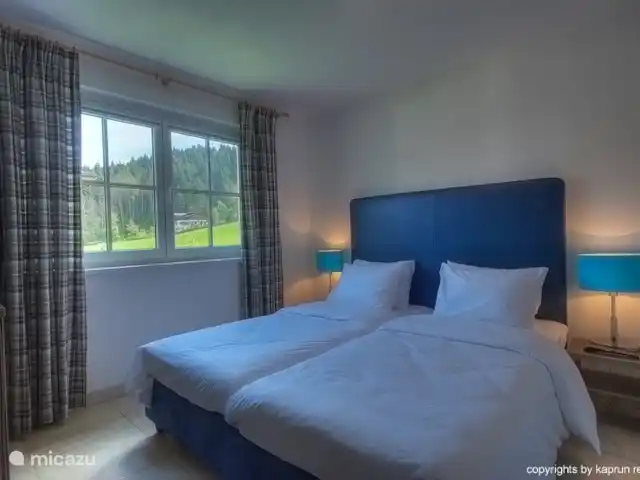 appartement huren in Oostenrijk, Salzburgerland, Kaprun – Residenz an der Burg Top6 Huis B Appartement Top6B in Huis B is een luxe design appartement met twee ruime slaapkamers, twee badkamers en een ruime living voorzien van een slaapbank. Het appartement is zeer licht door de vele ramen en is modern ingericht met een warme kleurstelling.