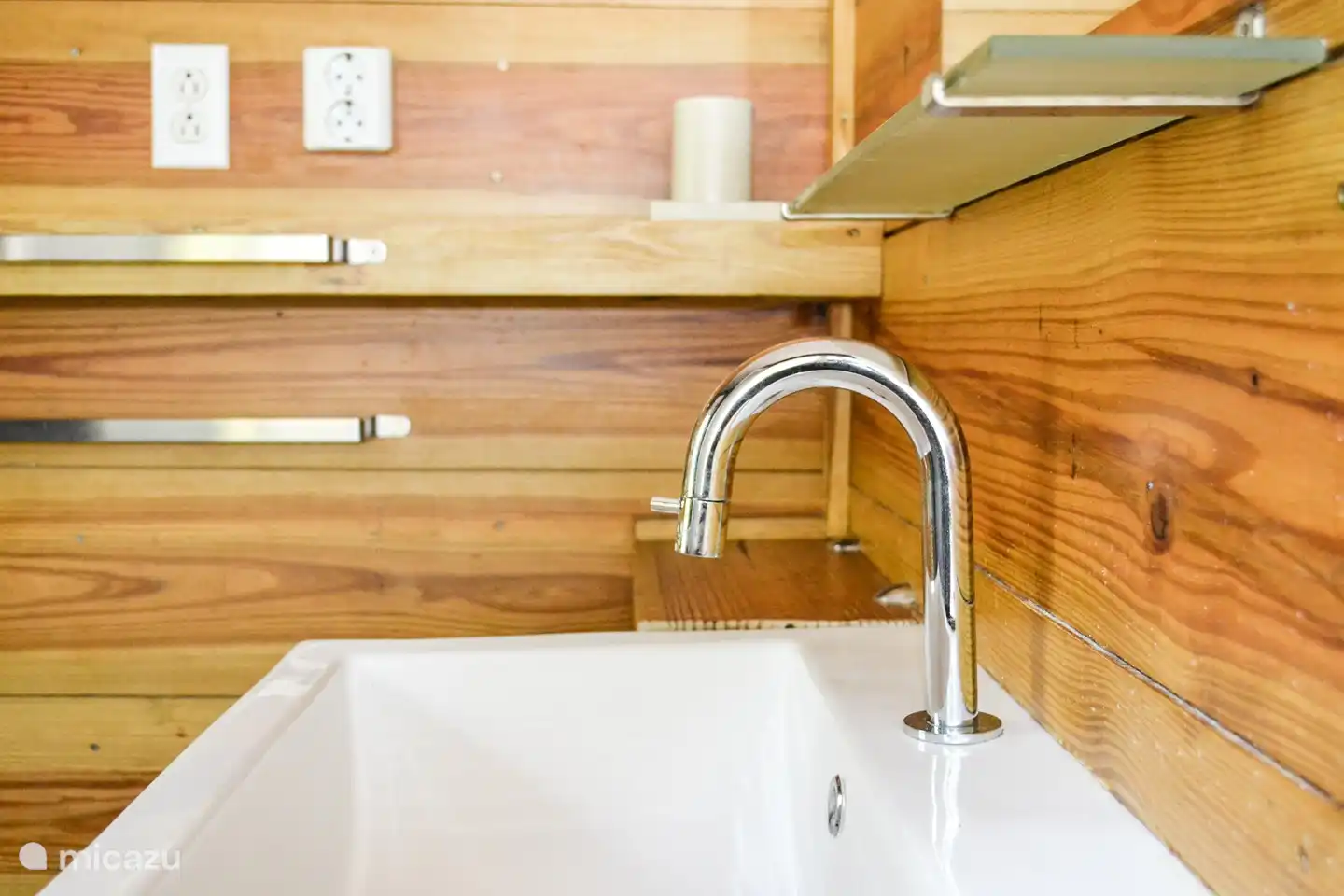 El baño ofrece ducha, lavabo e inodoro.