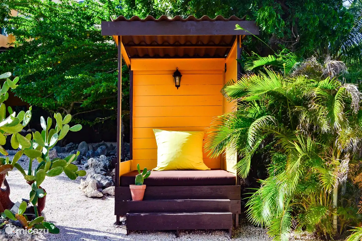 Tumbona junto a la piscina.