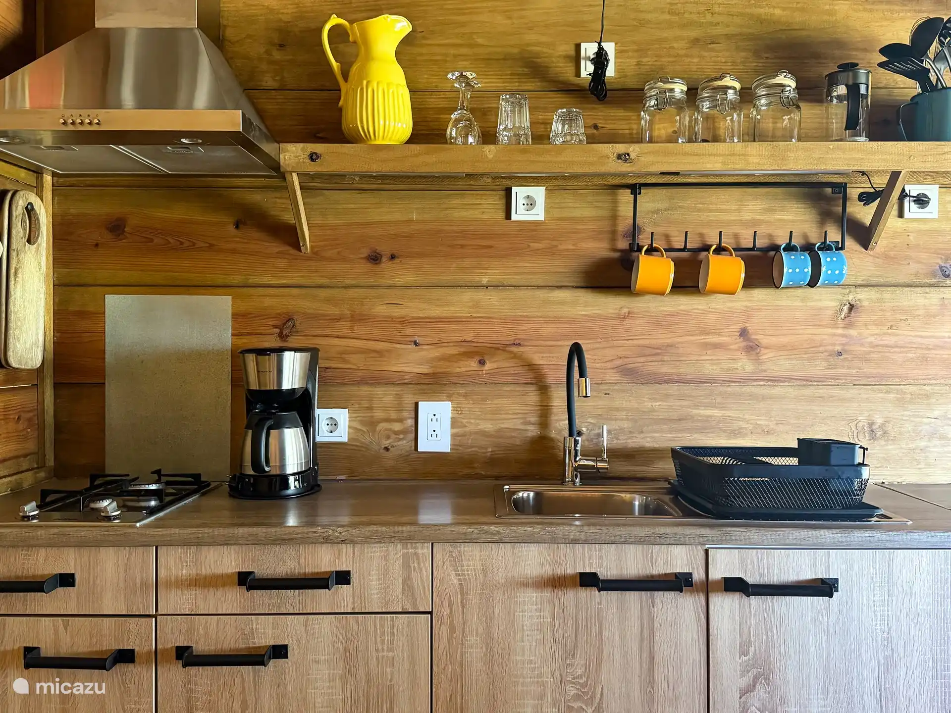 Cocina totalmente equipada con estufa, microondas, nevera grande con congelador, cafetera y tetera, etc. Y por supuesto con nevera y elementos de refrigeración que se pueden llevar a la playa.