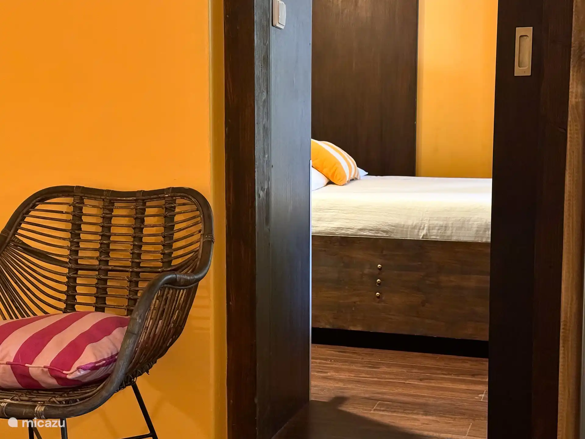 Dormitorio fresco con cama doble, aire acondicionado y mucho espacio para ropa y equipaje.