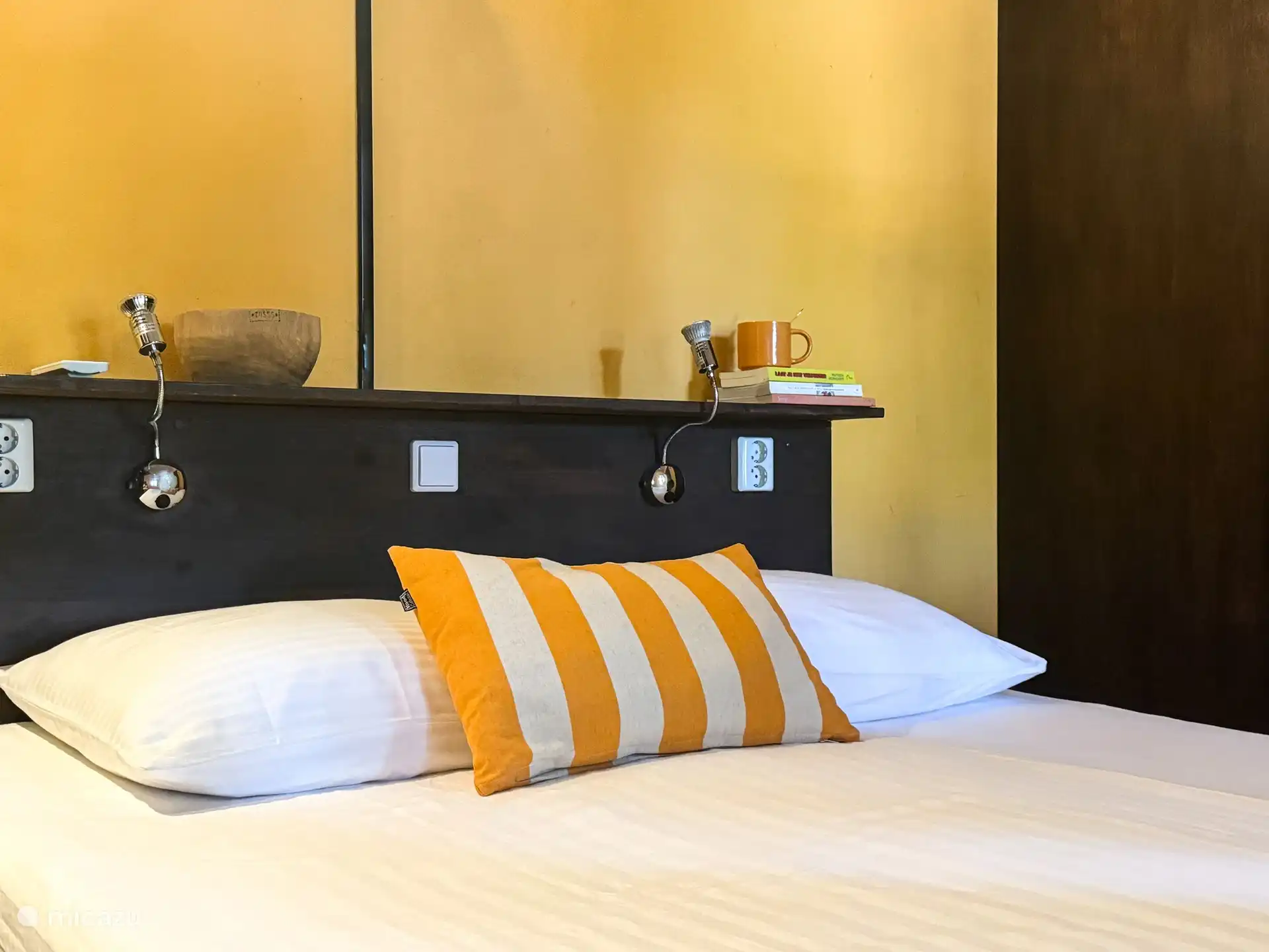 Dormitorio fresco con cama doble, aire acondicionado y mucho espacio para ropa y equipaje.