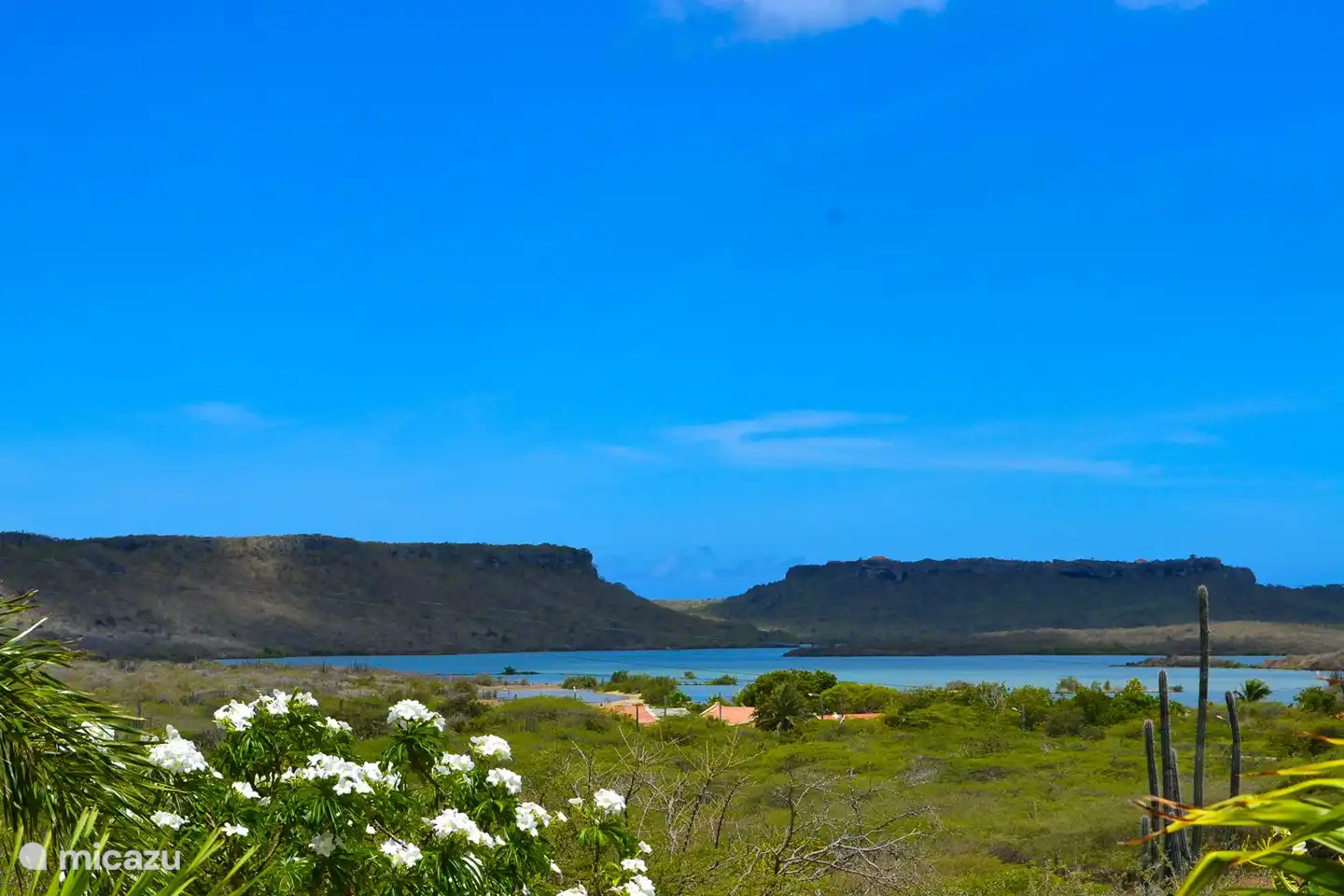 Desde la terraza del apartamento hay una hermosa vista sobre las salinas de Jan Kok.