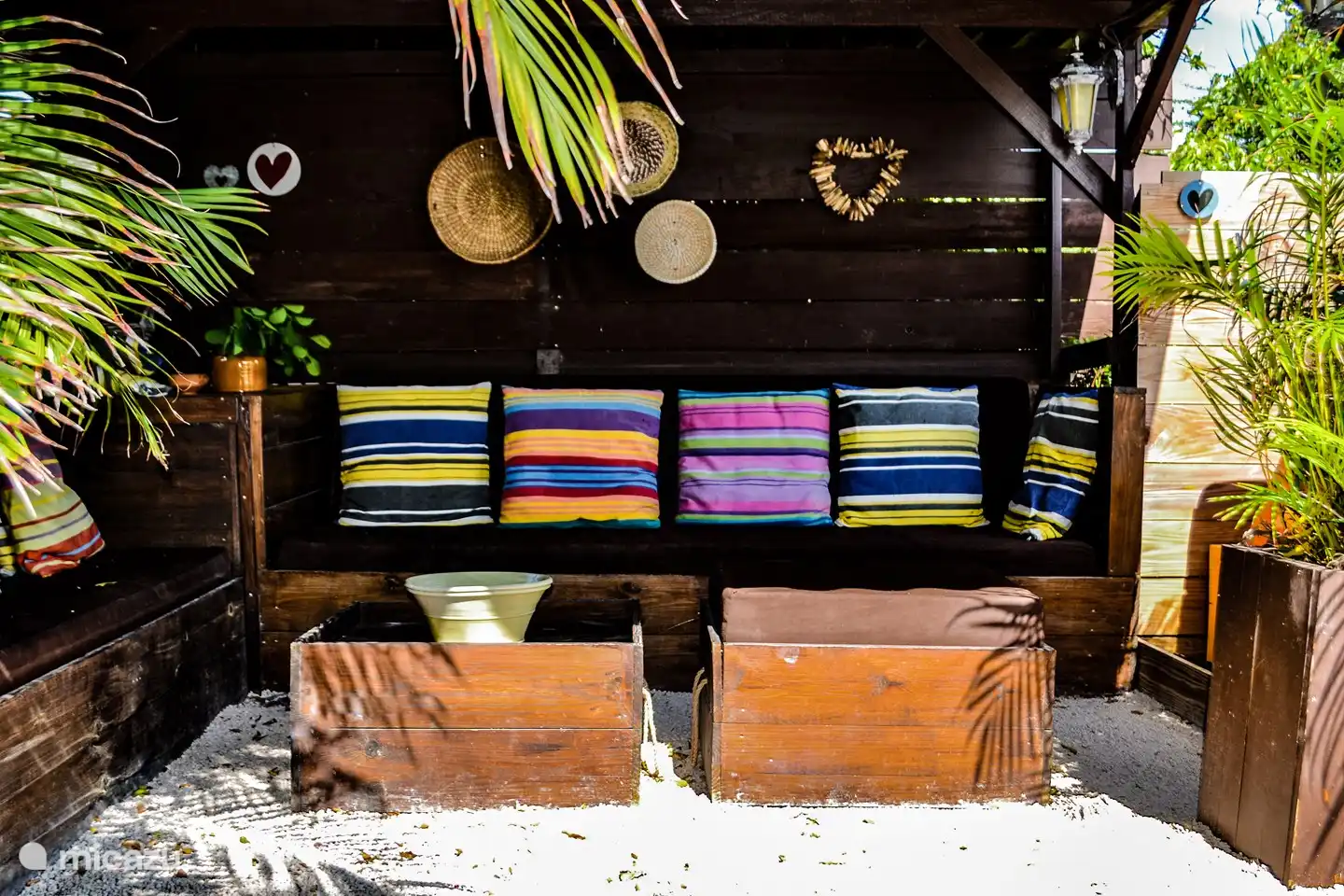 Sofás lounge junto a la piscina.