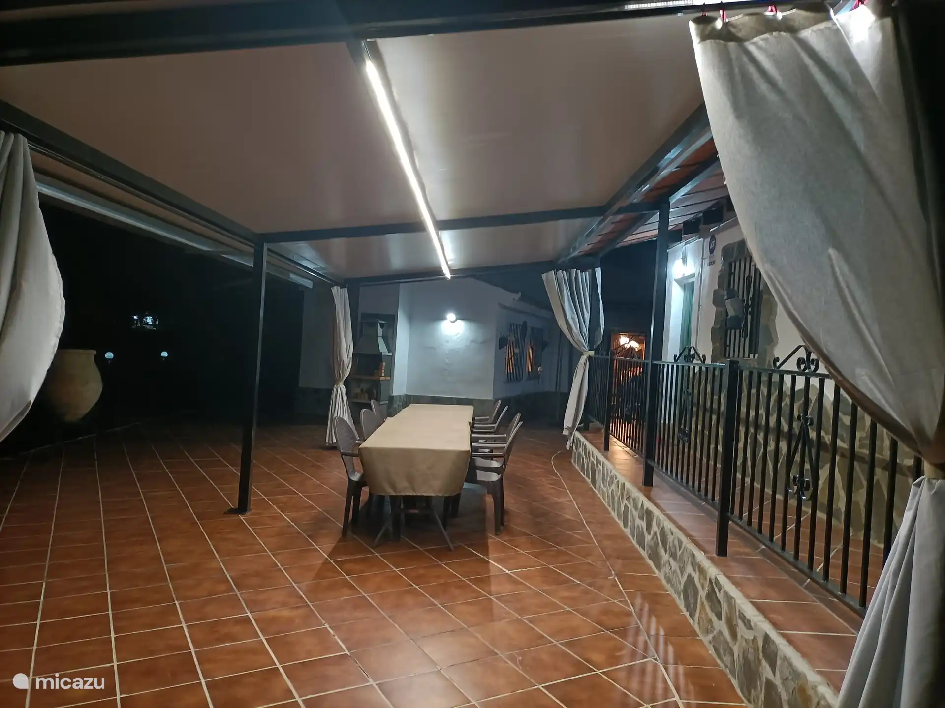 Gemeinschaftlicher Essbereich am Pool