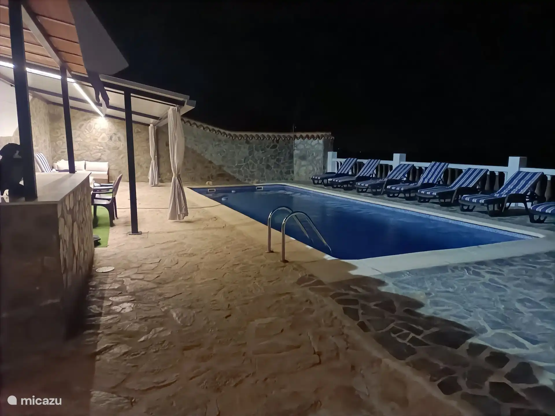 Gemeinschaftsküche mit Esstisch