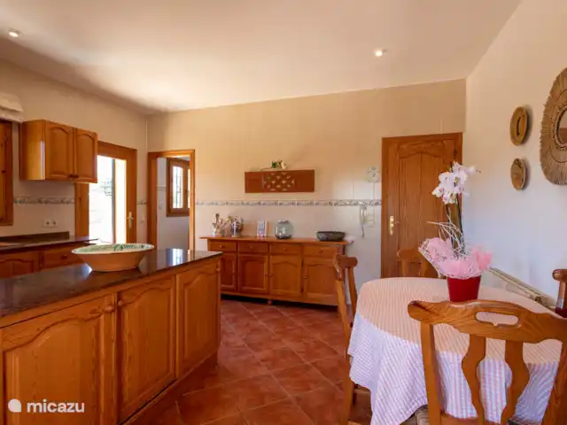 Casa Tosalet huren in Spanje, Costa Blanca, Dénia - villa compleet ingerichte keuken met bijkeuken. (niet zichtbaar) , oven, afwasmachine, wasser, droger en ijskast met vries compartiment.
