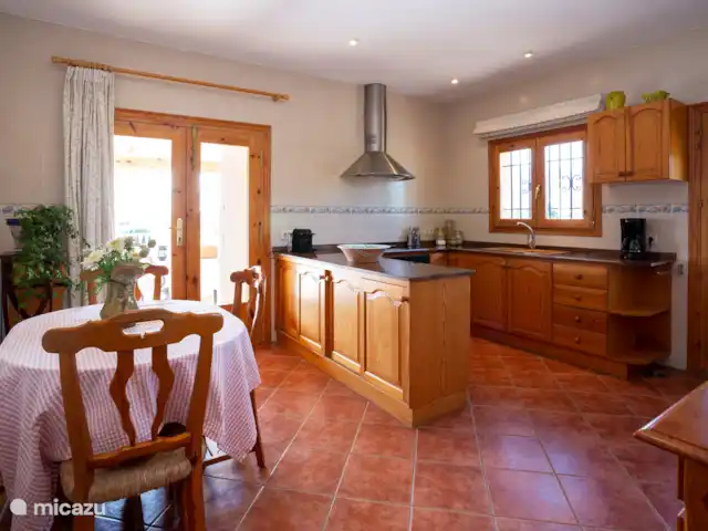 Casa Tosalet huren in Spanje, Costa Blanca, Dénia - villa eetkeuken uitkomend op terras.
aansluitend bijkeuken met alle apparatuur.