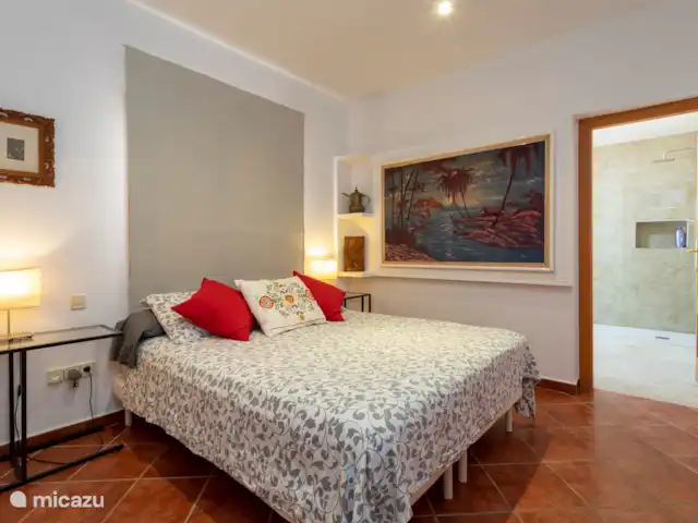 Casa Tosalet huren in Spanje, Costa Blanca, Dénia - villa master bedroom met en-suite badkamer en kleedkamer. Bed 1.60 bij 2.00.