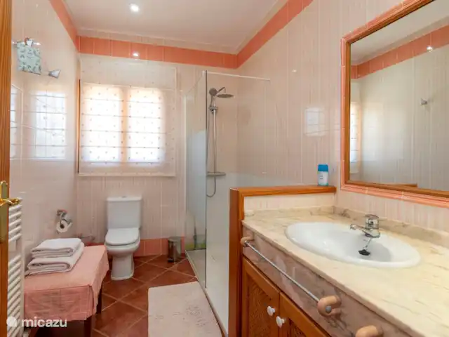 Casa Tosalet huren in Spanje, Costa Blanca, Dénia - villa 2e badkamer met inloopdouche, toilet en dubbele wastafel.