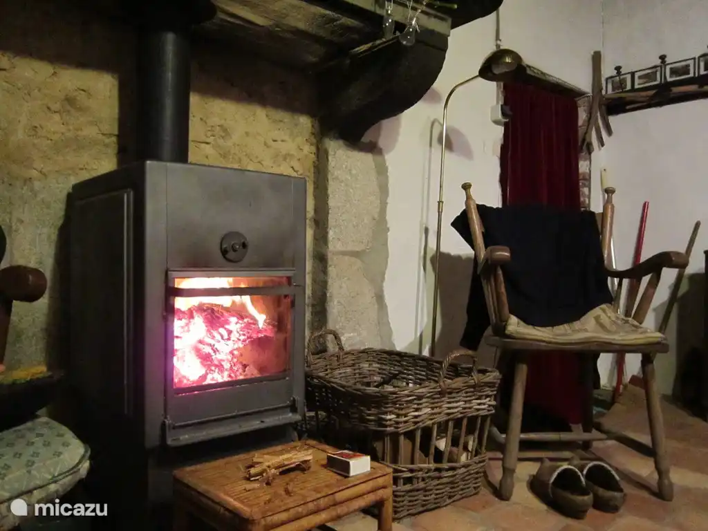 cuisine avec chauffage au sol et poêle à bois