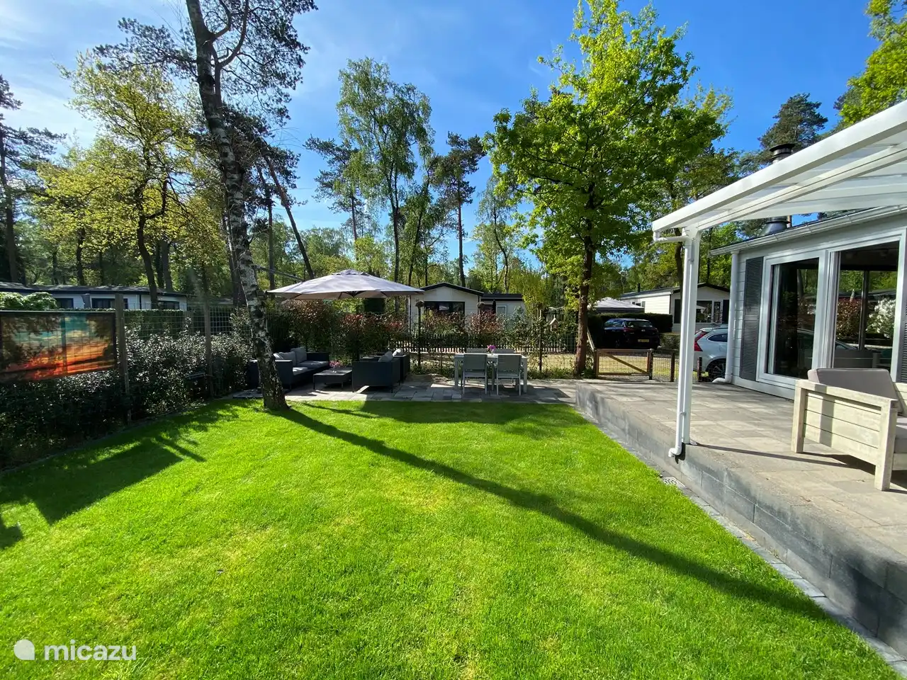 Schauen Sie durch den Garten