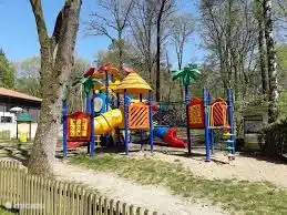 Viele lustige Spielgeräte stehen im Park zur Verfügung