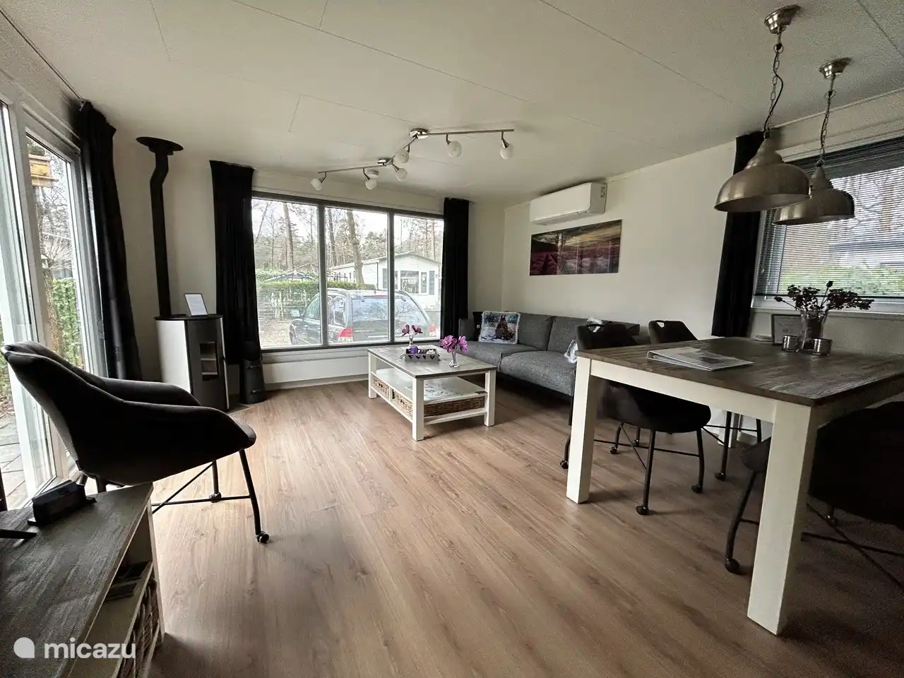 Geräumiges Wohnzimmer