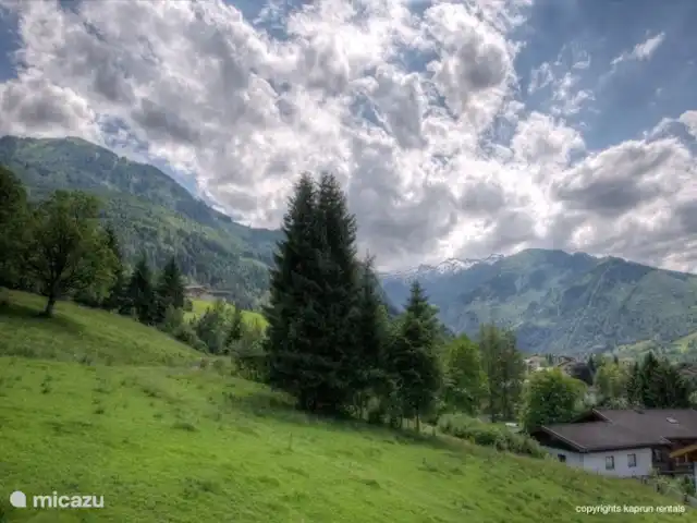 penthouse huren in Oostenrijk, Salzburgerland, Kaprun – Residenz an der Burg PenthouseTop7B Het moderne, luxe penthouse heeft vier gigantische balkons waar u kunt genieten van de zon, de omliggende bergen, het dorp en een uit de 12e eeuw stammende burcht.