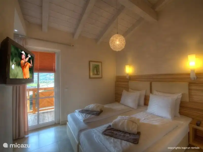 Es gibt 4 Schlafzimmer, die alle sehr geräumig und mit viel Stau sind. Die Master-Schlafzimmer verfügt über einen Schreibtisch, geräumigen, begehbaren Kleiderschrank und ein großes Bad, vom Schlafzimmer aus haben Sie direkten Zugang zum Balkon. 