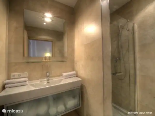 penthouse huren in Oostenrijk, Salzburgerland, Kaprun – Residenz an der Burg PenthouseTop7B Vanuit drie slaapkamers heeft u direct toegang tot het balkon en een eigen badkamer. Er zijn twee separate toiletten en als klap op de vuurpijl is er ook nog een sauna aanwezig.