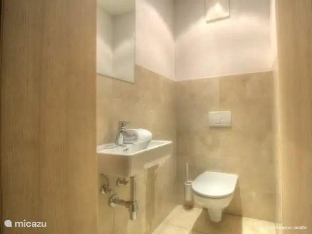 penthouse huren in Oostenrijk, Salzburgerland, Kaprun – Residenz an der Burg PenthouseTop7B Vanuit drie slaapkamers heeft u direct toegang tot het balkon en een eigen badkamer. Er zijn twee separate toiletten en als klap op de vuurpijl is er ook nog een sauna aanwezig.q
