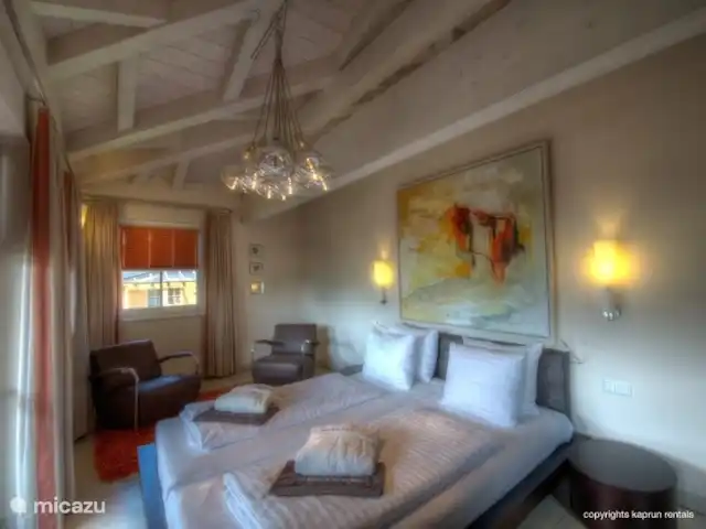 penthouse huren in Oostenrijk, Salzburgerland, Kaprun – Residenz an der Burg PenthouseTop7B Er zijn 4 slaapkamers, allen zeer ruim opgezet met veel kastruimte. De “master bedroom” heeft zelfs een bureau, inloopkast en een extra ruime badkamer (douche, bad, toilet en dubbele wastafel). Vanuit drie slaapkamers heeft u direct toegang tot het balkon en een eigen badkamer.