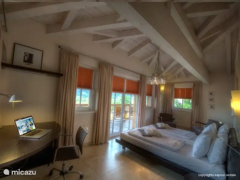 Es gibt 4 Schlafzimmer, die alle sehr geräumig und mit viel Stau sind. Die Master-Schlafzimmer verfügt über einen Schreibtisch, geräumigen, begehbaren Kleiderschrank und ein großes Bad, vom Schlafzimmer aus haben Sie direkten Zugang zum Balkon. 