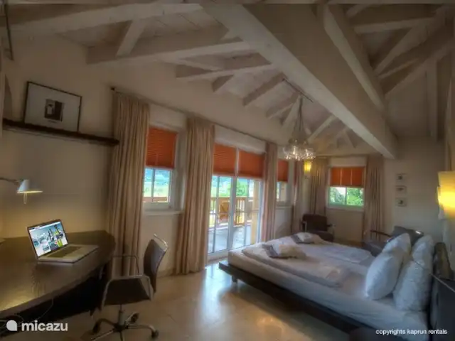 penthouse huren in Oostenrijk, Salzburgerland, Kaprun – Residenz an der Burg PenthouseTop7B Er zijn 4 slaapkamers, allen zeer ruim opgezet met veel kastruimte. De “master bedroom” heeft zelfs een bureau, inloopkast en een extra ruime badkamer (douche, bad, toilet en dubbele wastafel). Vanuit drie slaapkamers heeft u direct toegang tot het balkon en een eigen badkamer.