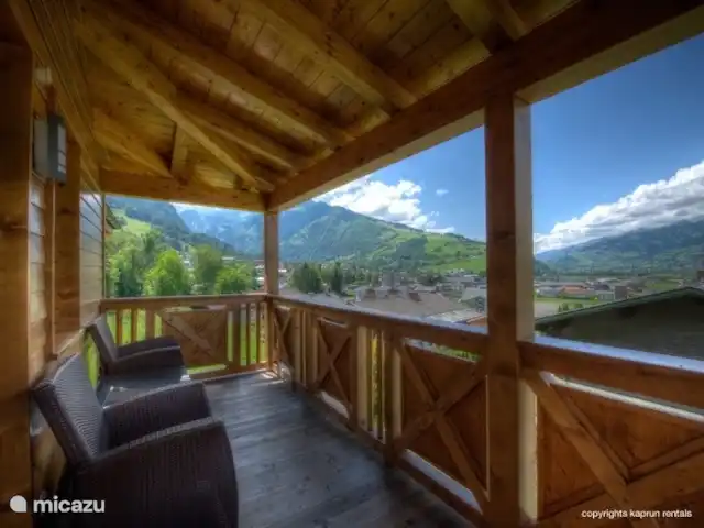 penthouse huren in Oostenrijk, Salzburgerland, Kaprun – Residenz an der Burg PenthouseTop7B Het moderne, luxe penthouse heeft vier gigantische balkons waar u kunt genieten van de zon, de omliggende bergen, het dorp en een uit de 12e eeuw stammende burcht.