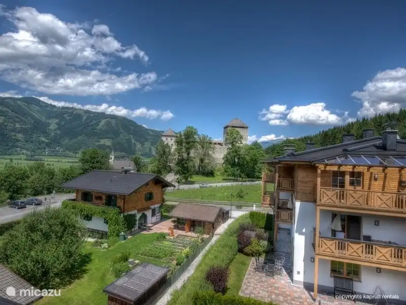 Die Wohnung ist luxuriös ausgestattet und voll ausgestattete moderne und luxuriöse Penthouse hat vier riesige Balkone, von denen Sie eine herrliche Aussicht auf die umliegenden Berge, und auf dem Sie die Sonne den ganzen Tag lang genießen können.