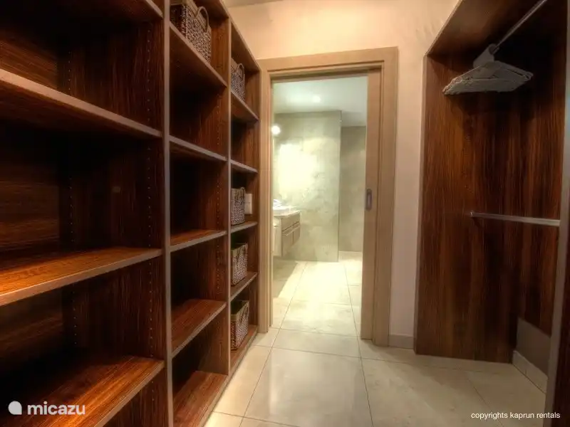 Es gibt 4 Schlafzimmer, die alle sehr geräumig und mit viel Stau sind. Die Master-Schlafzimmer verfügt über einen Schreibtisch, geräumigen, begehbaren Kleiderschrank und ein großes Bad, vom Schlafzimmer aus haben Sie direkten Zugang zum Balkon. 