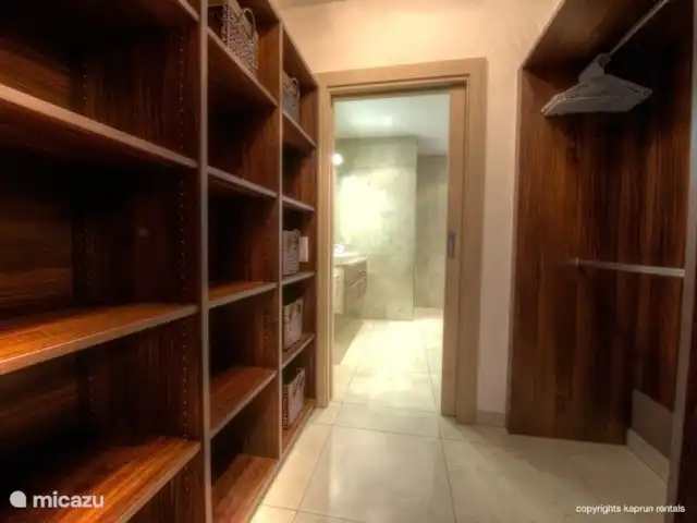 penthouse huren in Oostenrijk, Salzburgerland, Kaprun – Residenz an der Burg PenthouseTop7B Er zijn 4 slaapkamers, allen zeer ruim opgezet met veel kastruimte. De “master bedroom” heeft zelfs een bureau, inloopkast en een extra ruime badkamer (douche, bad, toilet en dubbele wastafel). Vanuit drie slaapkamers heeft u direct toegang tot het balkon en een eigen badkamer.
