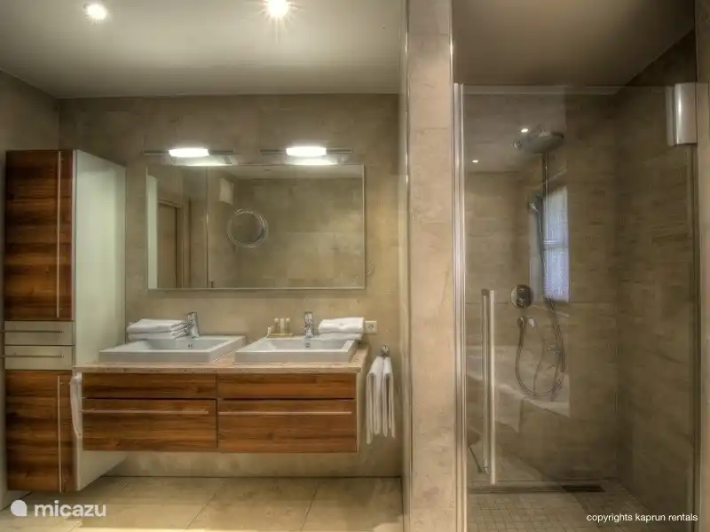 Drei der vier Schlafzimmer haben ein eigenes Badezimmer und es gibt zwei separate Toiletten und zu allem Überfluss, können Sie Ihre eigene Sauna haben.